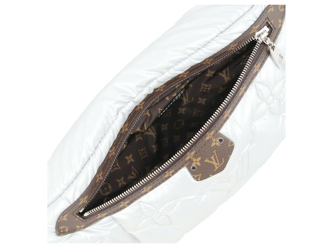 Bumbag in Econyl argento con monogramma Louis Vuitton - vista 4