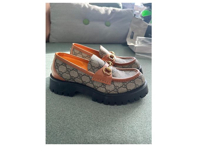 Mocassini Gucci in pelle beige - vista 2