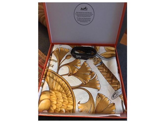 Foulard Hermès Les Princes du Levant in seta beige e giallo - vista 2