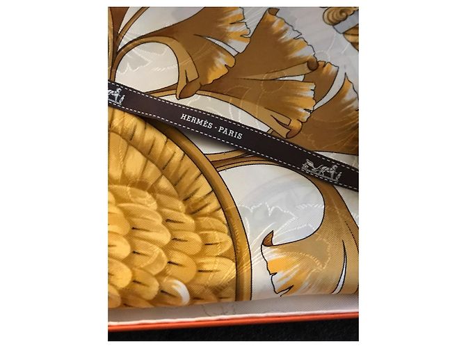 Foulard Hermès Les Princes du Levant in seta beige e giallo - vista 3