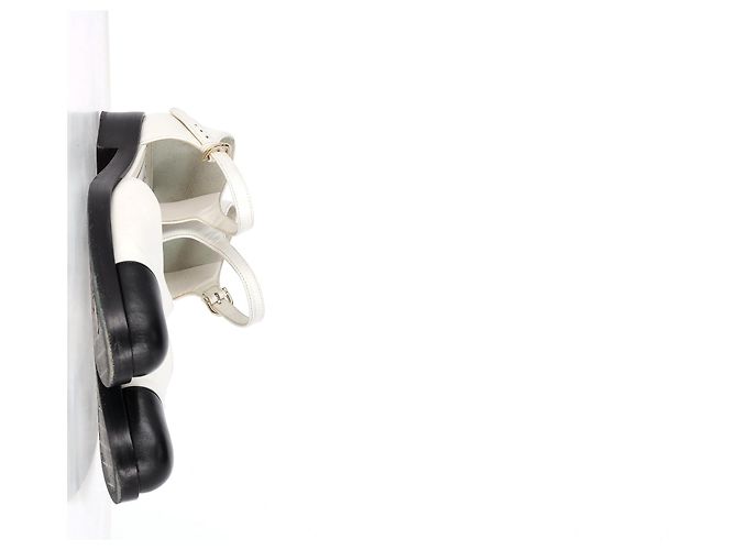 Timeless Sapatilhas Chanel Mary Jane com logo CC e bico em couro branco e preto - vista 10