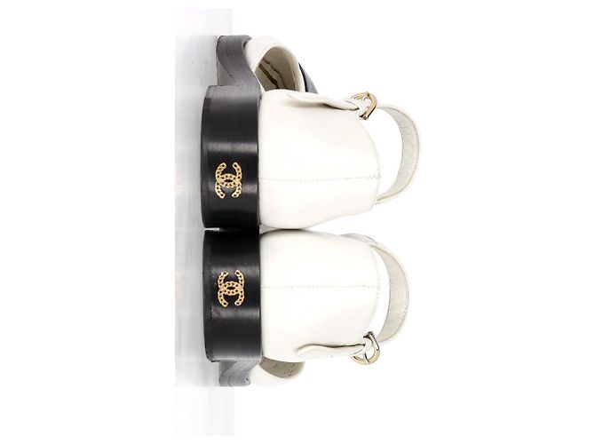 Timeless Sapatilhas Chanel Mary Jane com logo CC e bico em couro branco e preto - vista 11