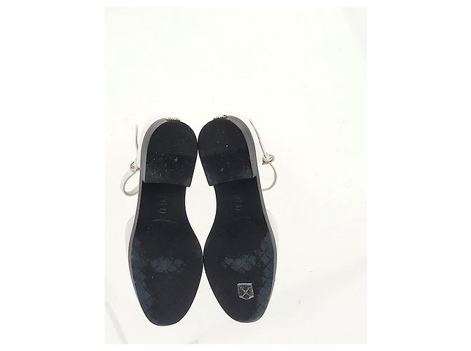 Timeless Sapatilhas Chanel Mary Jane com logo CC e bico em couro branco e preto - vista 12