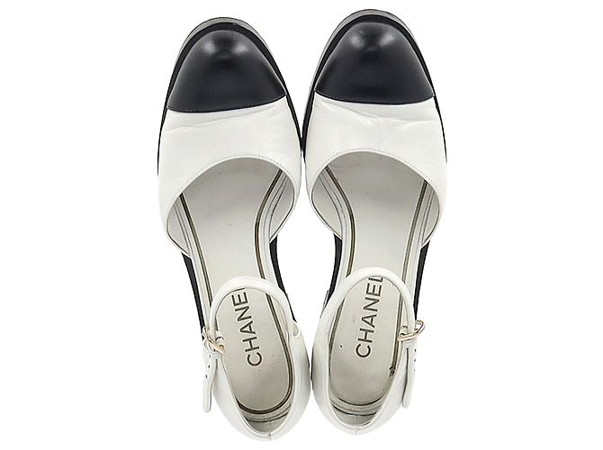 Timeless Sapatilhas Chanel Mary Jane com logo CC e bico em couro branco e preto - vista 2