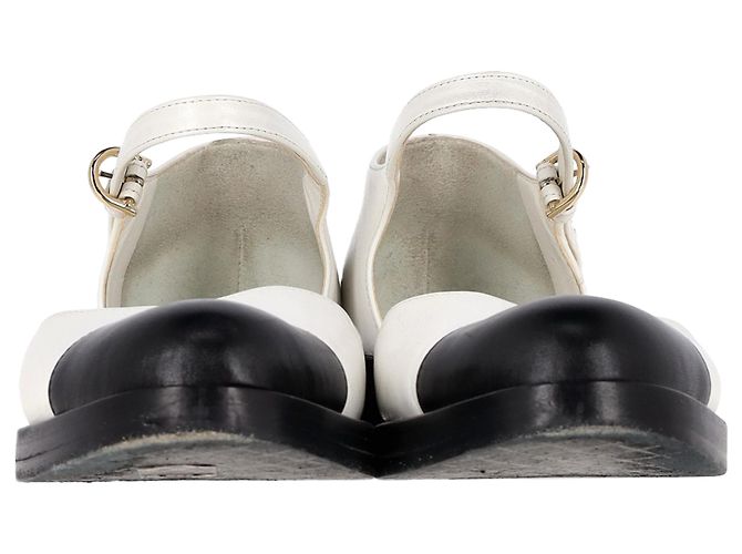 Timeless Sapatilhas Chanel Mary Jane com logo CC e bico em couro branco e preto - vista 3