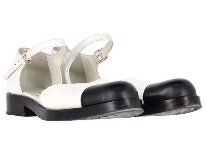 Timeless Sapatilhas Chanel Mary Jane com logo CC e bico em couro branco e preto - vista 4