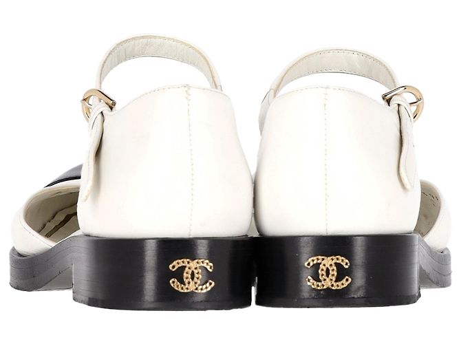 Timeless Sapatilhas Chanel Mary Jane com logo CC e bico em couro branco e preto - vista 5