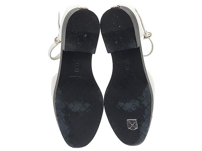 Timeless Sapatilhas Chanel Mary Jane com logo CC e bico em couro branco e preto - vista 6
