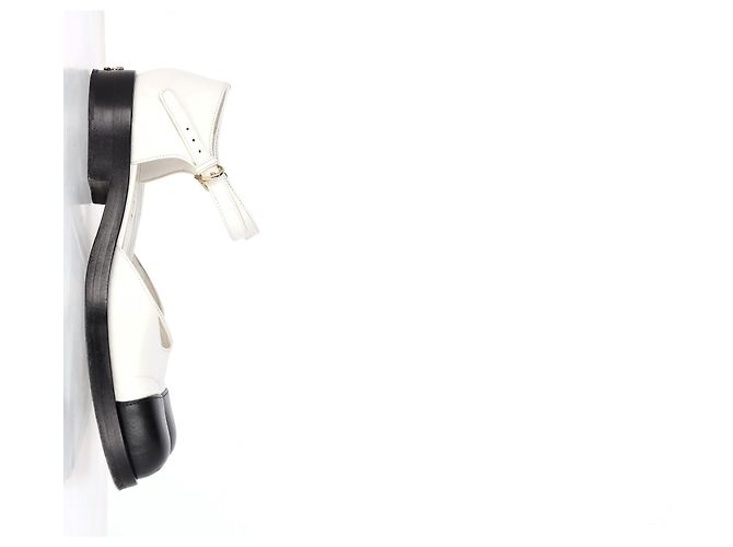 Timeless Sapatilhas Chanel Mary Jane com logo CC e bico em couro branco e preto - vista 7