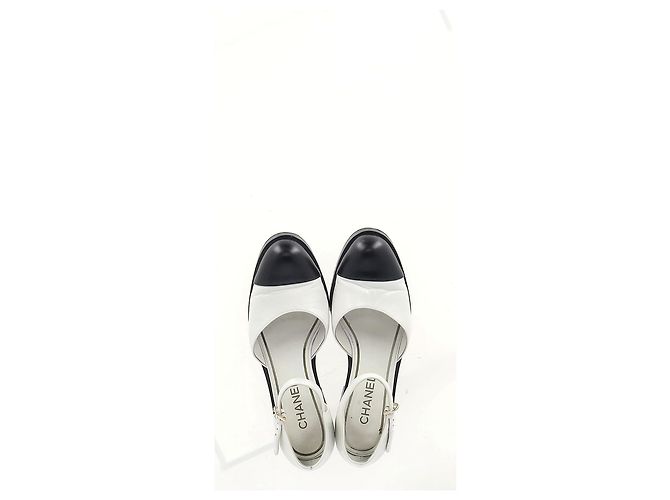 Timeless Sapatilhas Chanel Mary Jane com logo CC e bico em couro branco e preto - vista 8