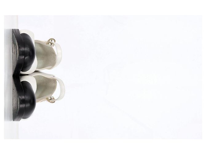 Timeless Sapatilhas Chanel Mary Jane com logo CC e bico em couro branco e preto - vista 9