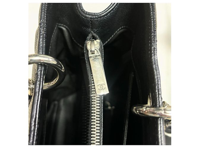 Trendy CC CHANEL Tote Grande de Compras de Caviar Acolchado CC Negro Hardware de plata - vista 14