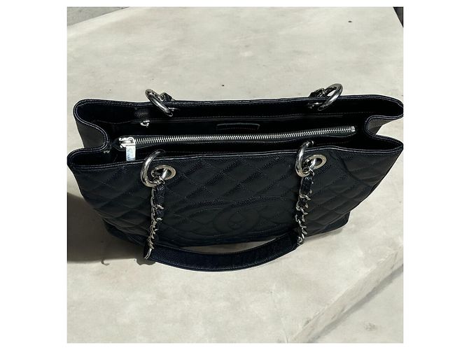 Trendy CC CHANEL Tote Grande de Compras de Caviar Acolchado CC Negro Hardware de plata - vista 15