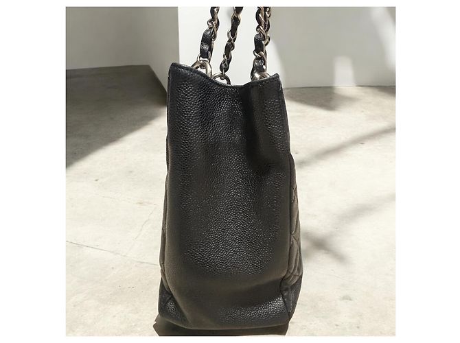 Trendy CC CHANEL Tote Grande de Compras de Caviar Acolchado CC Negro Hardware de plata - vista 17