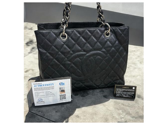 Trendy CC CHANEL Tote Grande de Compras de Caviar Acolchado CC Negro Hardware de plata - vista 2