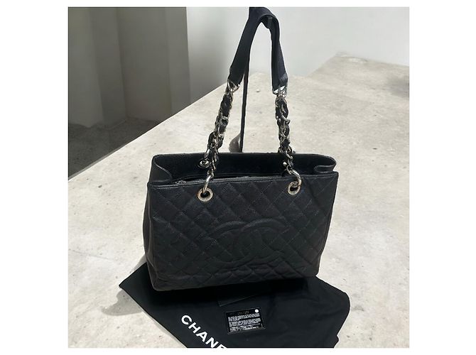 Trendy CC CHANEL Tote Grande de Compras de Caviar Acolchado CC Negro Hardware de plata - vista 3