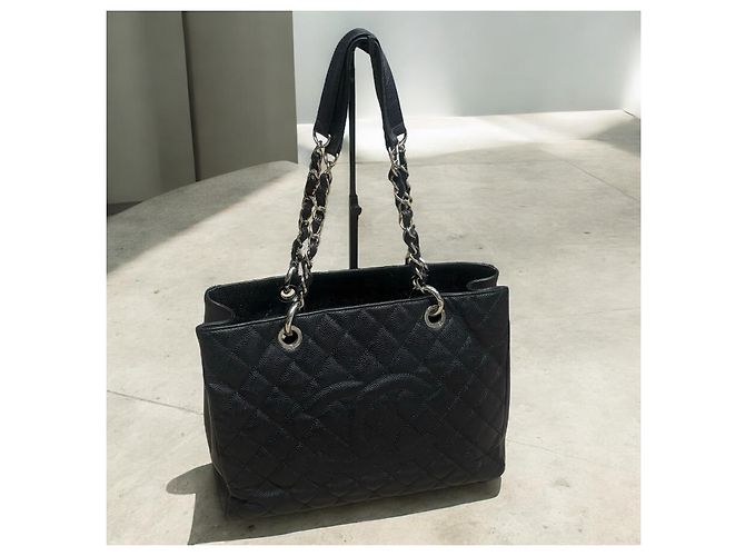 Trendy CC CHANEL Tote Grande de Compras de Caviar Acolchado CC Negro Hardware de plata - vista 4