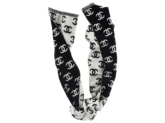 Timeless Sciarpa Chanel CC in cashmere nero - vista 2