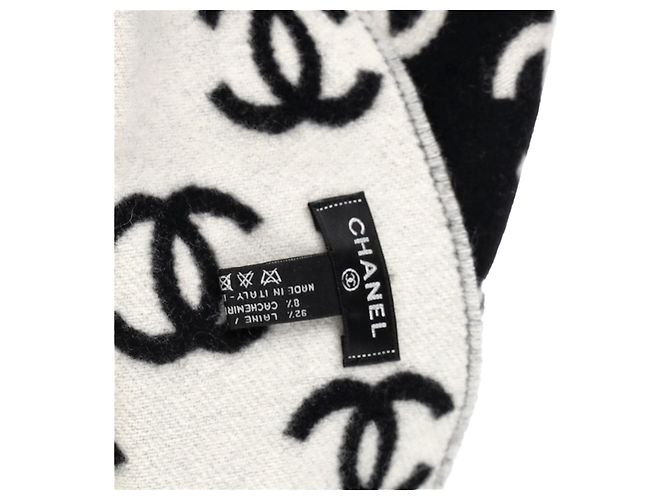 Timeless Sciarpa Chanel CC in cashmere nero - vista 3
