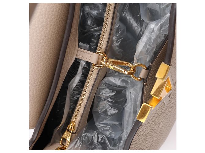 Borsa Louis Vuitton Parnassea Capucines MM in beige M94428 - vista 20
