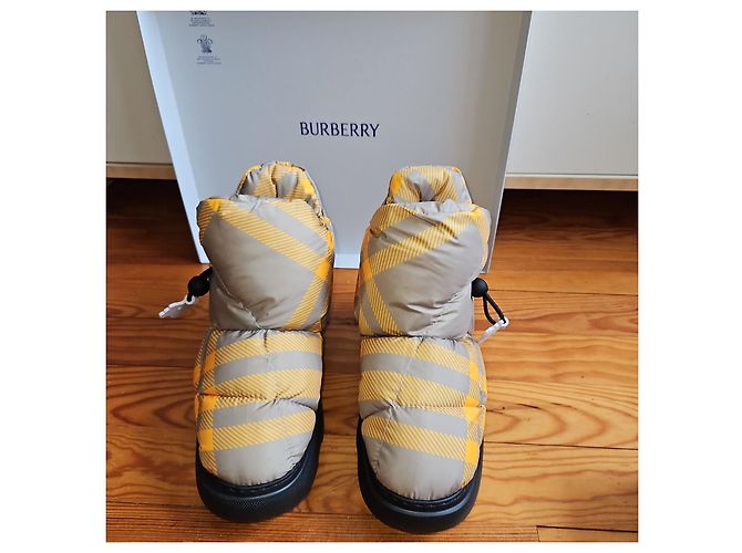 Botas après-ski Burberry Gris Amarillo - vista 3