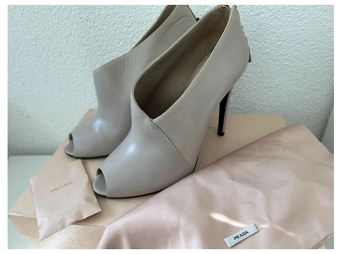 Prada Asymmetric Peep Toe Ankle Booties Grau - Ansicht 2