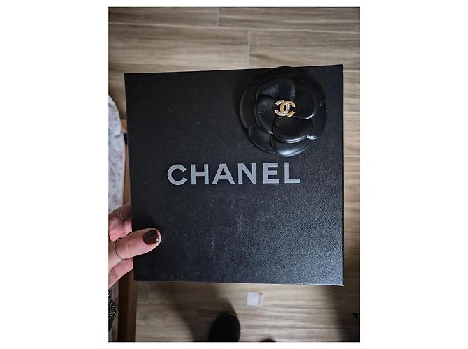 Spilla Camelia Chanel in Pelle Nera Cristalli Swarovski Nero - vista 12