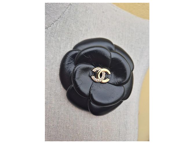 Spilla Camelia Chanel in Pelle Nera Cristalli Swarovski Nero - vista 2