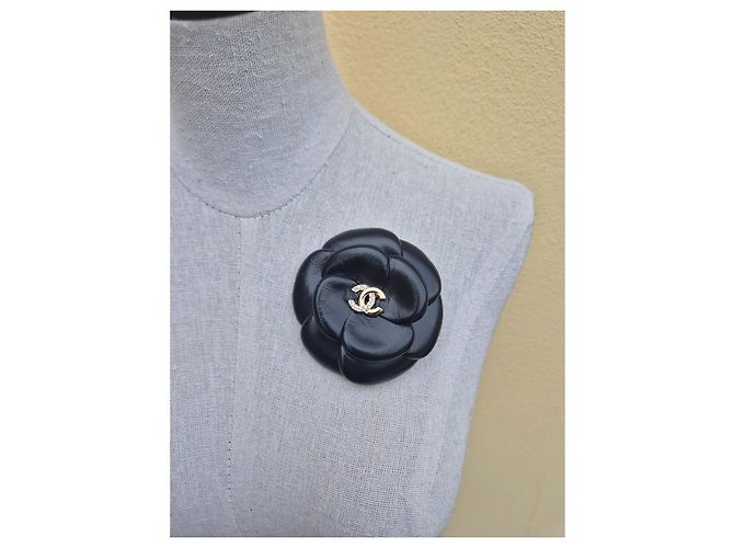 Spilla Camelia Chanel in Pelle Nera Cristalli Swarovski Nero - vista 3