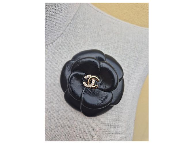Spilla Camelia Chanel in Pelle Nera Cristalli Swarovski Nero - vista 5