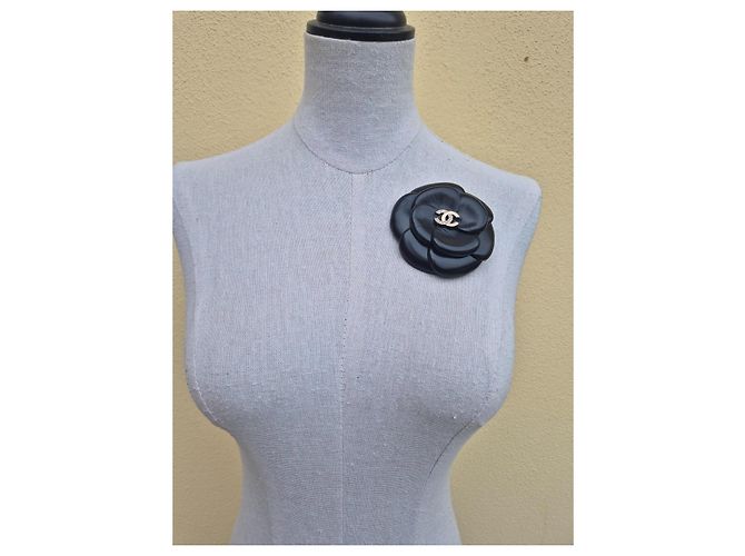 Spilla Camelia Chanel in Pelle Nera Cristalli Swarovski Nero - vista 6