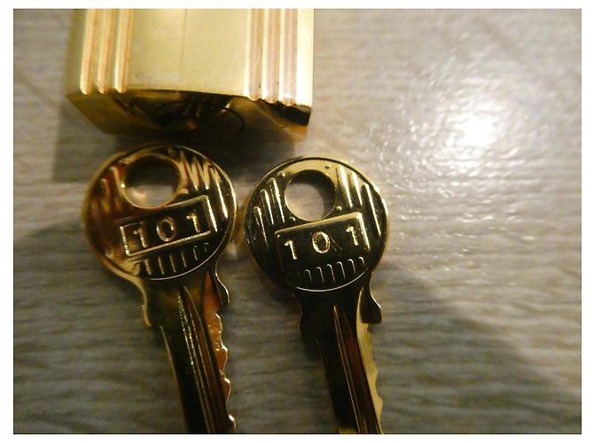 Lucchetto Hermès in acciaio dorato con 2 chiavi per borse Birkin e Kelly Gold hardware - vista 2