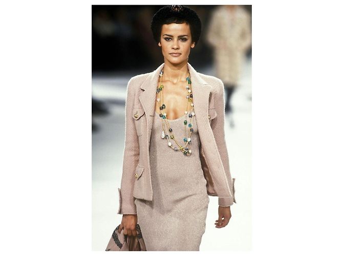 Cambon Chanel 1996 runway collection 14 Gripoix button Jacket Beige - view 9