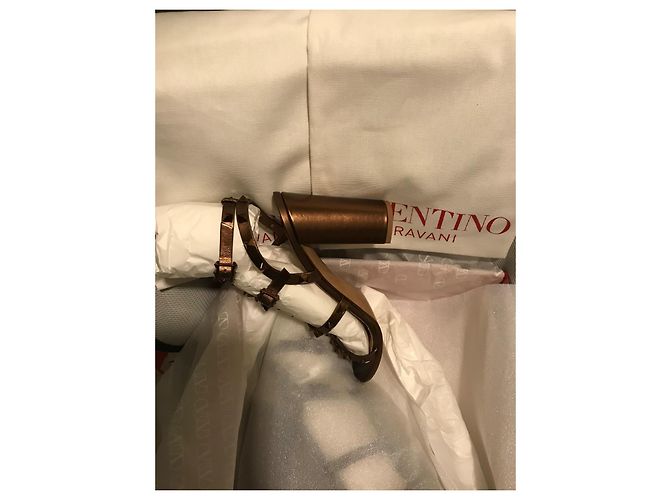 Valentino Garavani Rockstud Sandali in pelle metallizzata bronzo - vista 3