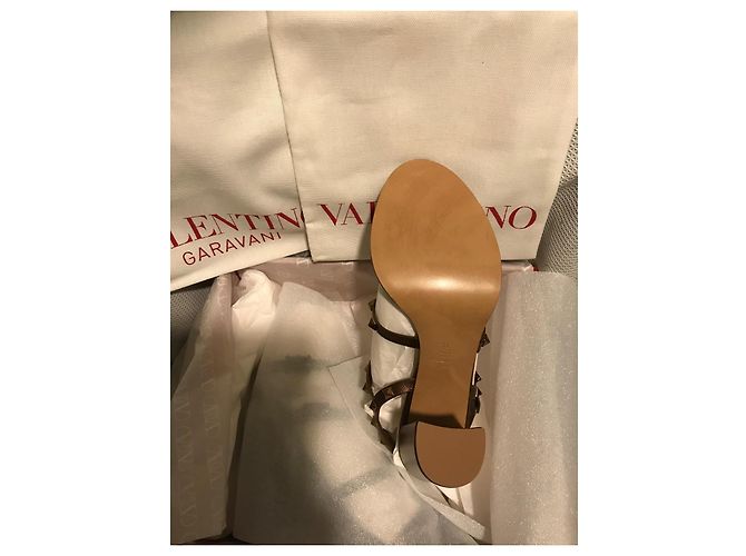 Valentino Garavani Rockstud Sandali in pelle metallizzata bronzo - vista 4
