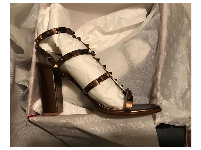 Valentino Garavani Rockstud Sandali in pelle metallizzata bronzo - vista 7
