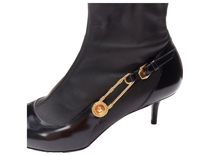 Botines de cuero con tacón kitten y pin de seguridad Medusa Punk de Versace - vista 2