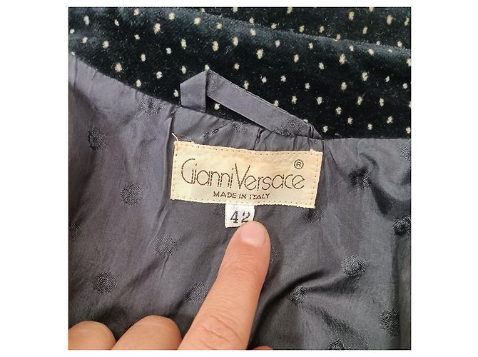 Schwarzer Samt-Punktemanzug von Gianni Versace - Ansicht 11