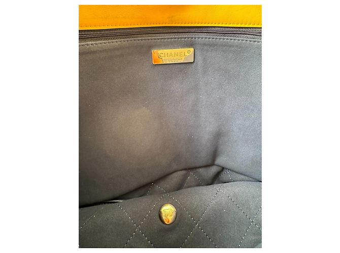 CHANEL x Pharrell Williams Borsa XXL in Pelle di Agnello Scamosciata Gialla Giallo - vista 10