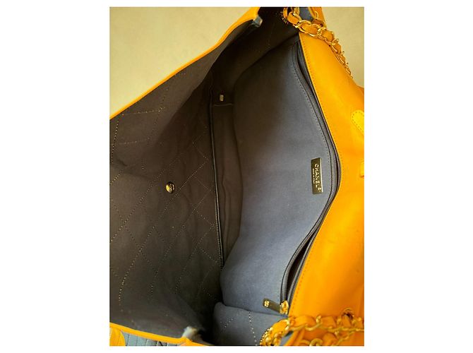CHANEL x Pharrell Williams Borsa XXL in Pelle di Agnello Scamosciata Gialla Giallo - vista 11