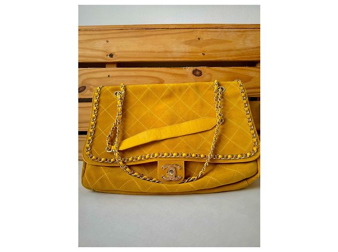 CHANEL x Pharrell Williams Borsa XXL in Pelle di Agnello Scamosciata Gialla Giallo - vista 2