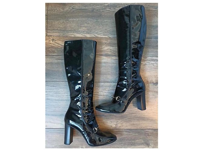 Marmont Schwarze Lackleder-Knöchelstiefel mit Gucci-Pferdebit - Ansicht 2