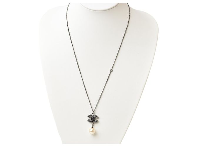 Collana Chanel in gunmetal nero con motivo di perle Metallico - vista 3