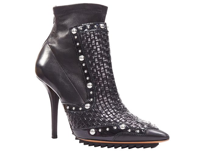 Botines puntiagudos de cuero trenzado con tachuelas plateadas de la línea Iron de Givenchy - vista 2