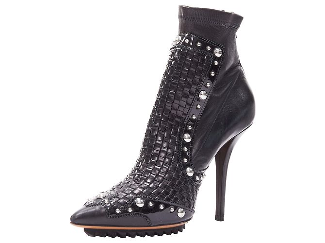 Botines puntiagudos de cuero trenzado con tachuelas plateadas de la línea Iron de Givenchy - vista 4