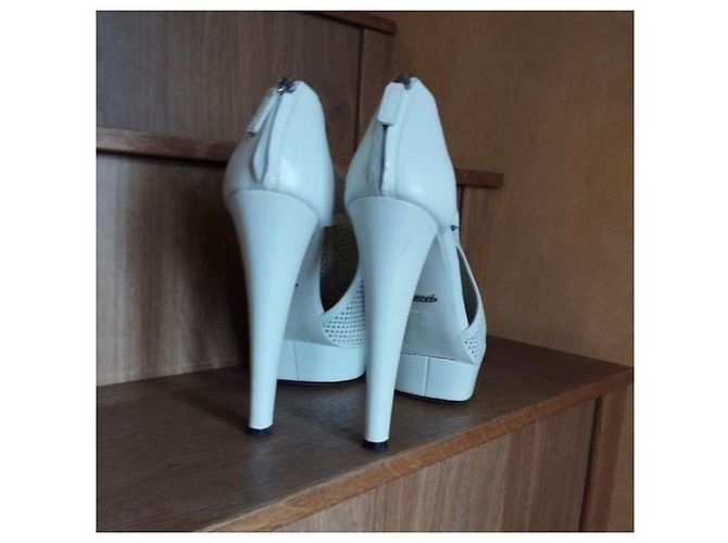 Marmont Tacchi a punta aperta perforati bianchi Gucci Bianco - vista 4