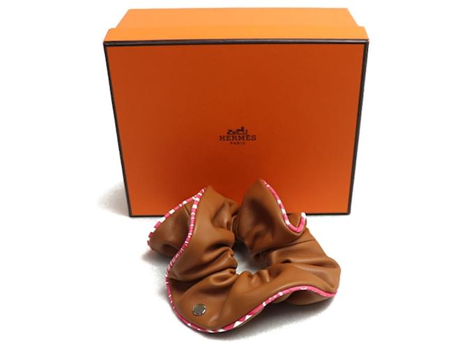 Silk In Hermès Scrunchie in pelle e seta dorata Hermes D'oro - vista 4