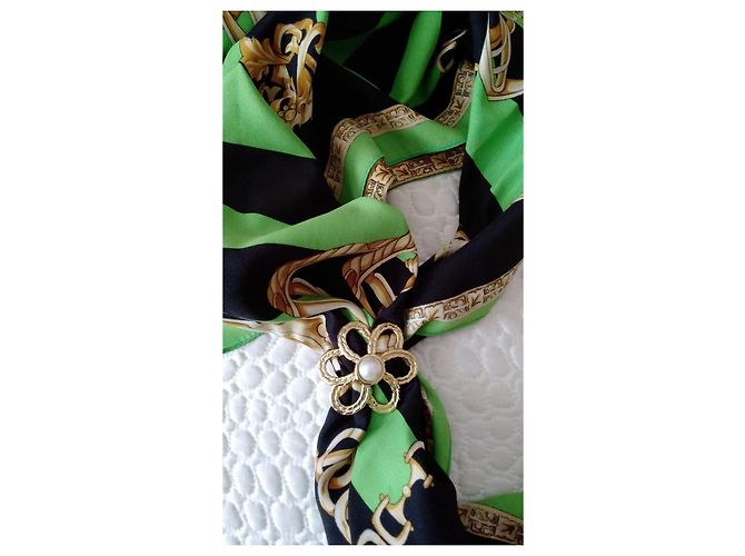 Collar Balenciaga Perlas de Cristal Dorado - vista 4