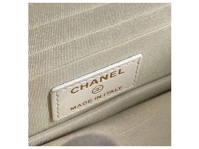Portafoglio a catena con volant Chanel CC Coco Mark Bianco - vista 11