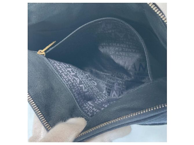 Chanel Schultertasche aus schokoladenfarbigem gestepptem Leder mit CC Coco-Logo Schwarz - Ansicht 12